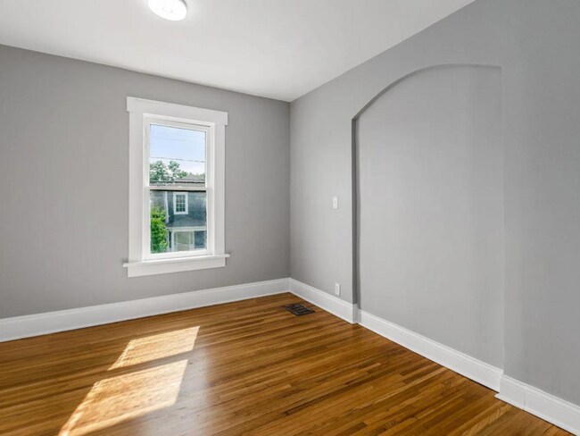 Building Photo - 607 1/2-429-422 S Champion Ave