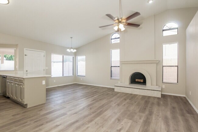 Building Photo - 11205 W Sunflower Pl