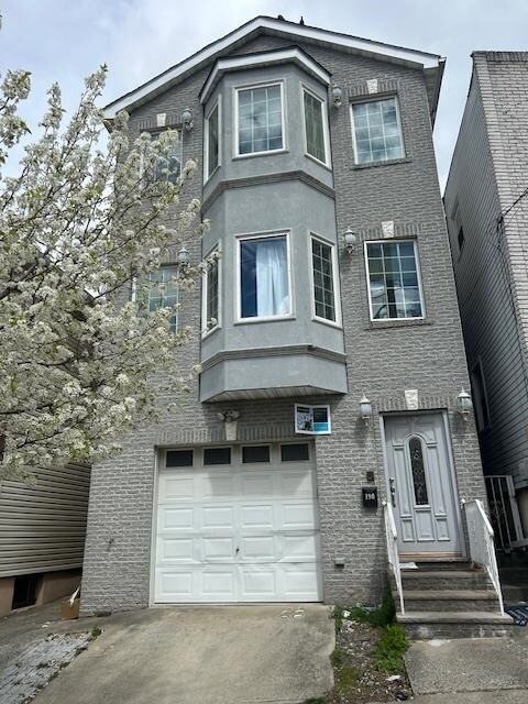 Primary Photo - 190 Zabriskie St
