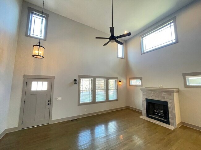 Foto del edificio - 1014 Curdwood Blvd