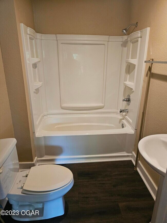 Building Photo - 1503 E Valley St