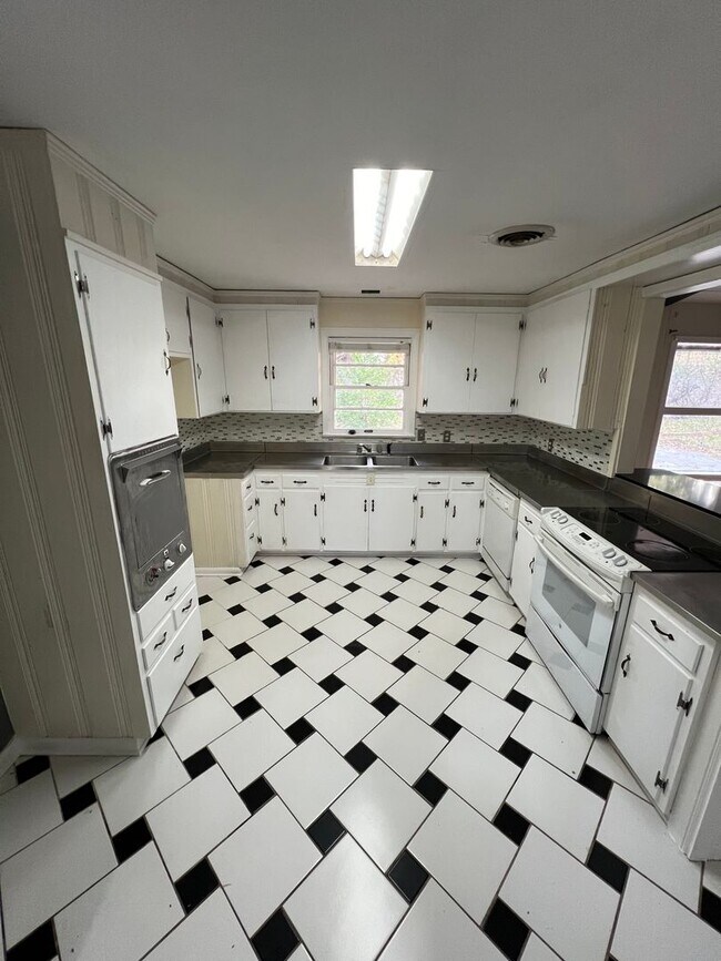 Building Photo - Large 3/bed, 2/bath with 2 living areas!!