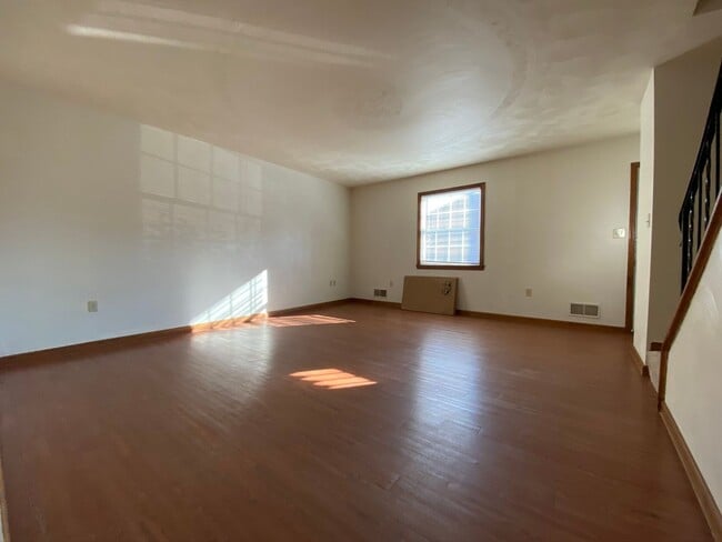 Building Photo - Edgewater Village 2BR Townhome! Yard, Pati...