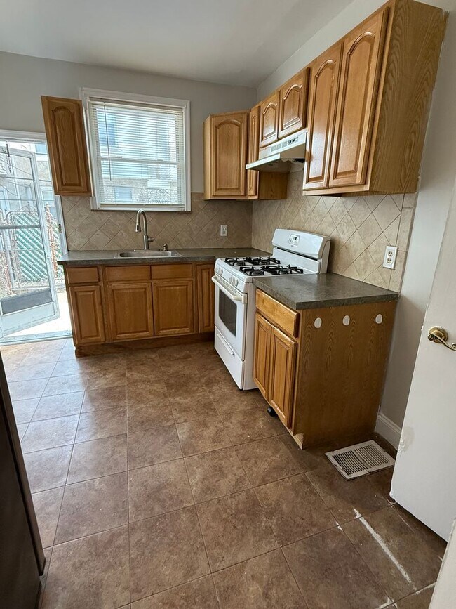 Foto del edificio - Charming 3-Bedroom 1-Bathroom Home in Port...