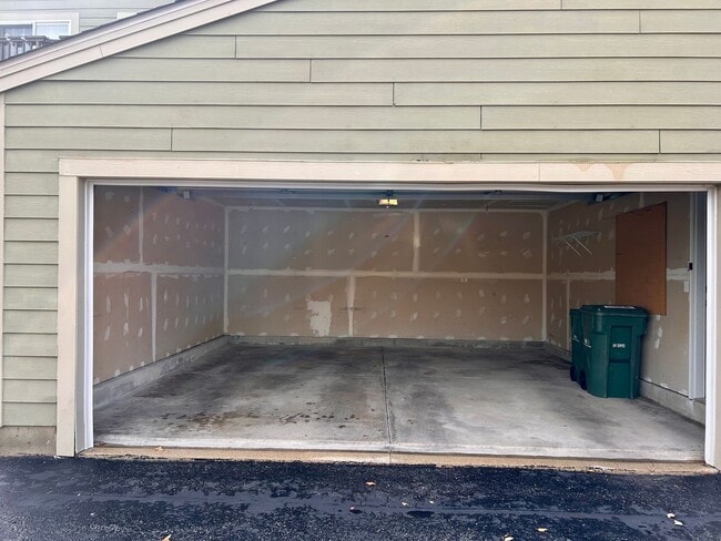 Building Photo - 2 Bedroom 2 Bath Townhouse in Grayslake