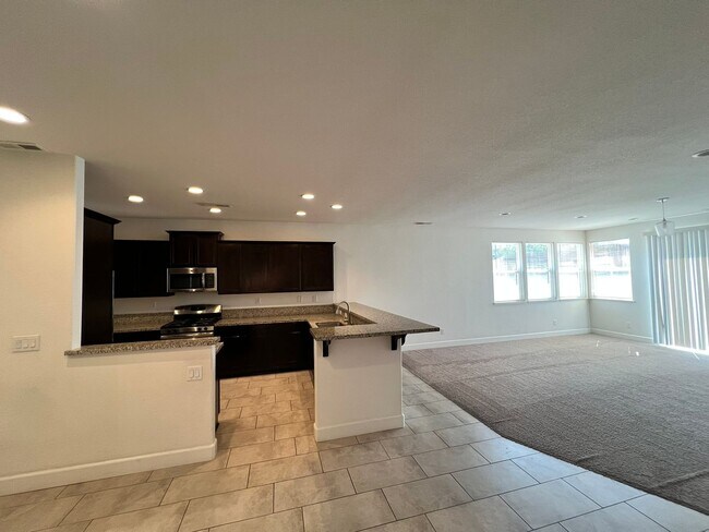 Foto del edificio - Large 4-bedroom home in Green Valley Estat...