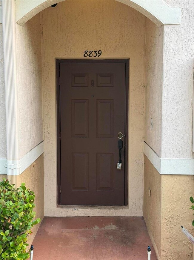 Building Photo - 8839 S Isles Cir