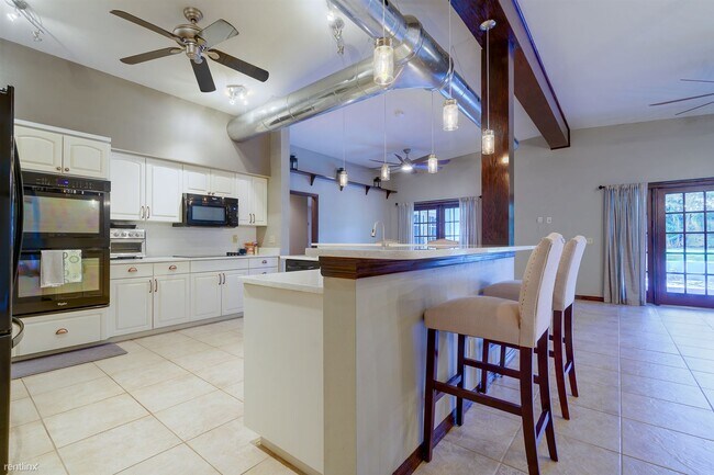 Building Photo - 3 br, 3 bath House - 215 Garden Circle