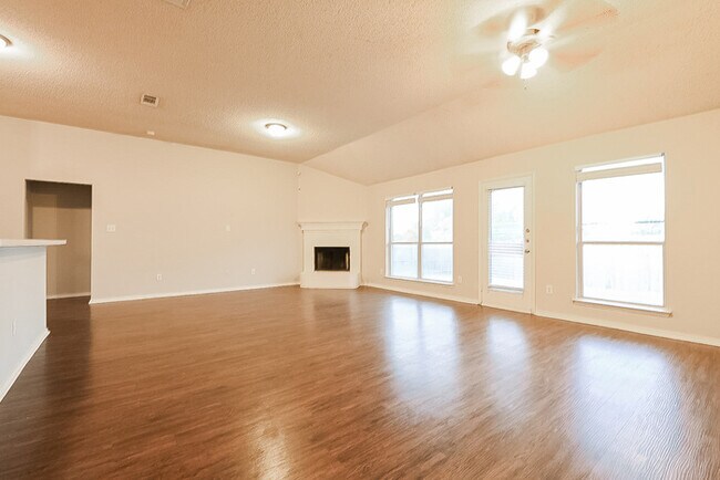 Building Photo - 616 White Swan Dr