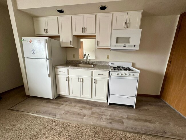 Photo - Large 1 Bedroom Apartment in South Oakland! Call Today to Schedule an Appointment!
