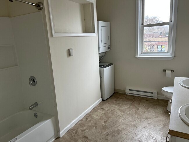 Baño con lavabos dobles - 1825 N 3rd St