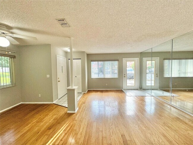Foto del edificio - 8302 Waterview Way