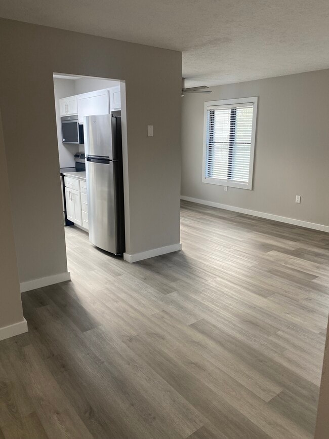 #6 Hallway - 276 McCullough Street