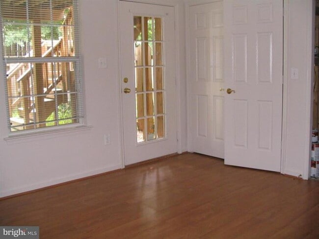 Building Photo - Stylish Townhome in a Convenient Location