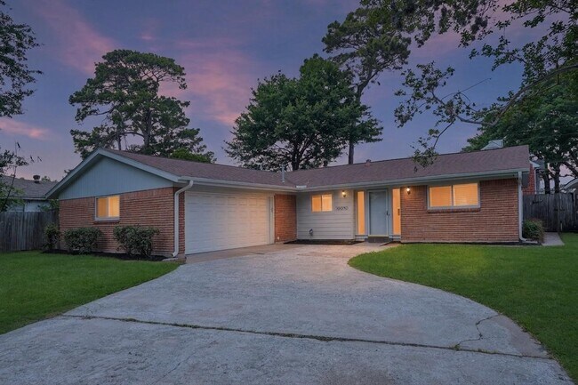 Building Photo - 10010 Westview Dr