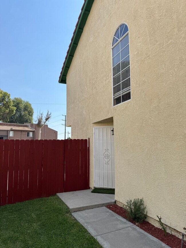 Building Photo - Move in Ready - Spacious 3 bed 2 bath Upda...