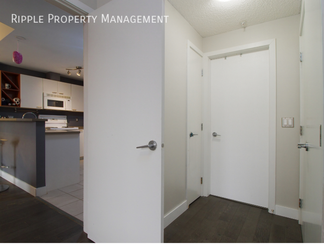Building Photo - FANTASTIC 1 BED/ 1 BATH CONDO