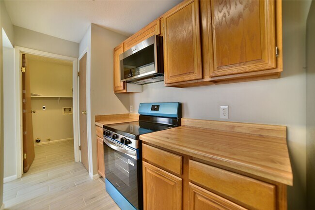 Building Photo - 15806 Pipers View Dr