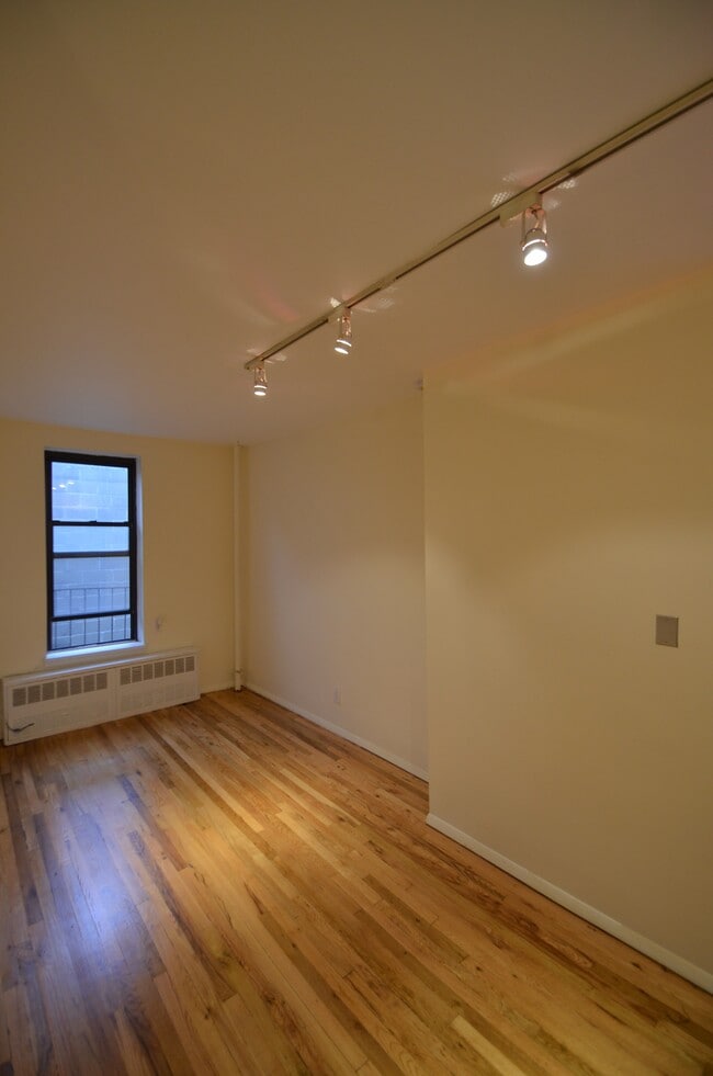Building Photo - 662 4th Ave