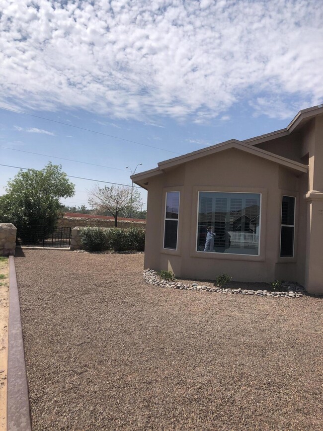 Building Photo - 6216 Lovebird Ln