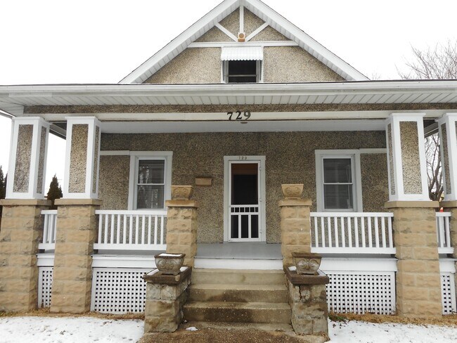 Building Photo - 729 Revolution St