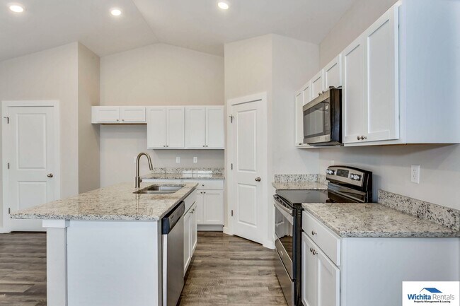 Building Photo - Newer 3 bedroom 3 bath Duplex in Goddard