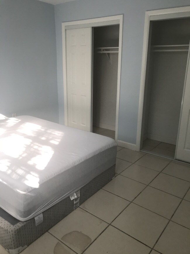 Big bedroom - 160 NE 55th St