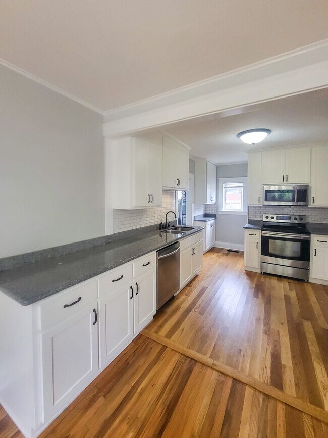 Building Photo - 944 Cottage St NE