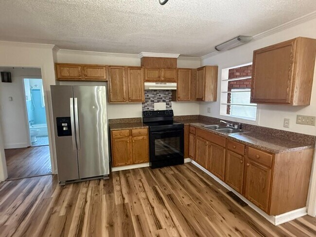 Foto del edificio - Four bedroom, 2 bath house in Burlington