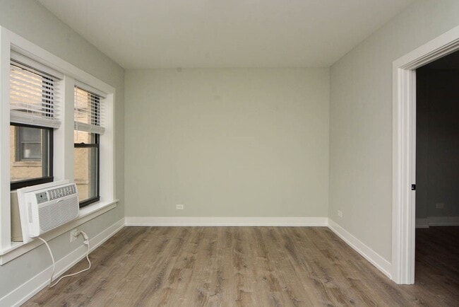 Building Photo - 722 W Brompton