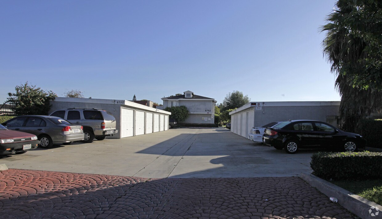 Building Photo - 6752 Western Ave