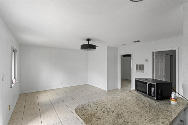 Building Photo - 709 SW 13th Ave