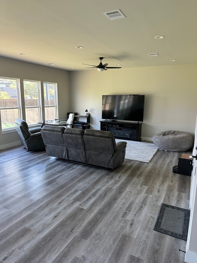 Building Photo - 2408 Peabody Ave