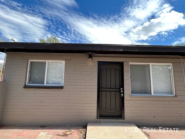 Building Photo - BEAUTIFUL 3 BEDROOM DUPLEX, LARGE OUTSIDE ...