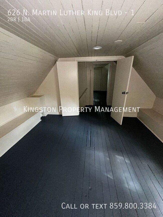 Foto del edificio - Charming Two Bedroom Available Now! 1/2 of...