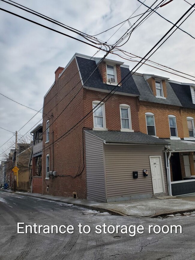 Foto del edificio - 221 N Penn St
