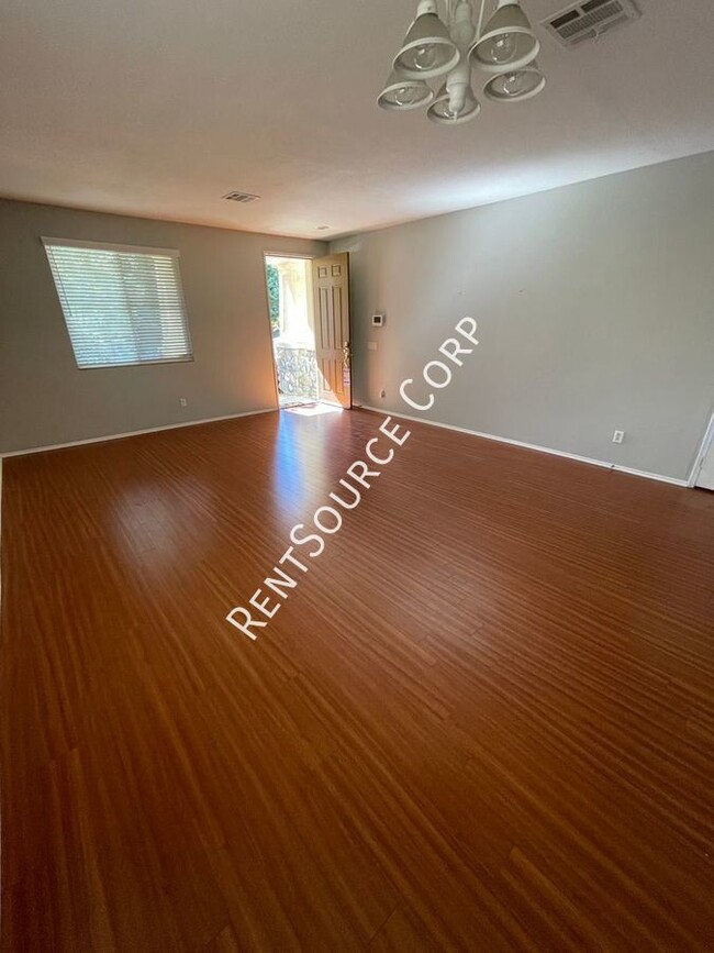 Foto del edificio - 5 Bedroom + 2.5 Bathroom Home For Rent in ...