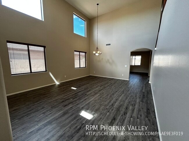 Building Photo - Spacious 4x3 Goodyear home; Bed Downstairs...