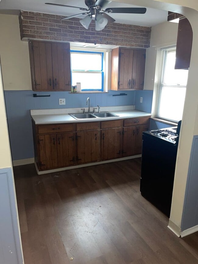 Building Photo - 3BR w/ 3-Season Room near North College Hill