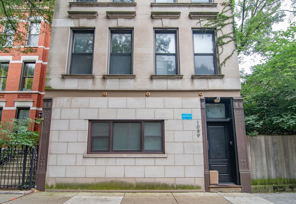 Primary Photo - 1049 W Webster Ave