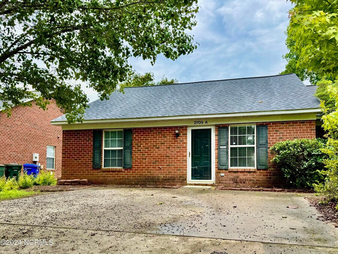 Primary Photo - 2705 Bluff View Dr