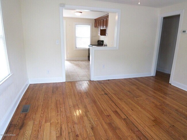 Building Photo - 305 S Elm St