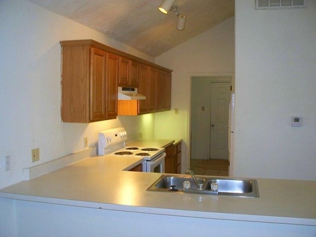 Building Photo - 628 Lois St