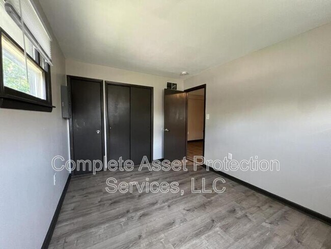 Building Photo - 7044 Chestnut Ave