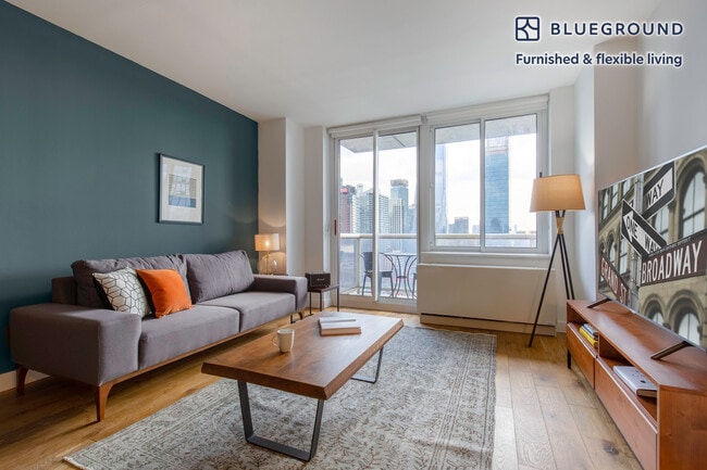 Building Photo - 560 W 43rd St