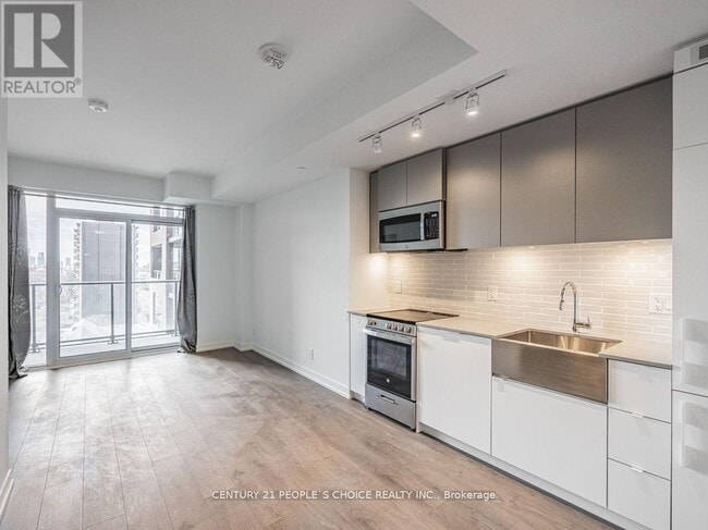 Building Photo - 270 Dufferin St