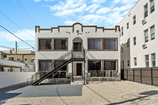 Building Photo - 302 SW 12th Ave