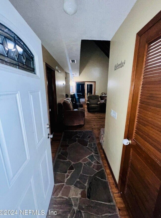 Foto del edificio - 302 Bernard Rd