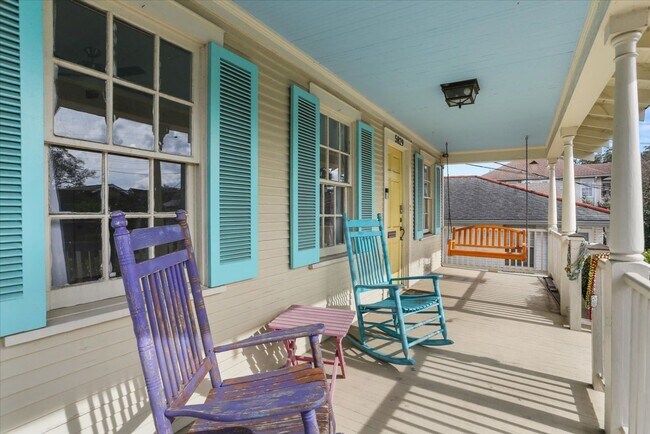 Foto del edificio - 5 BR- Available now or June lease - Renovated House steps from Campus!