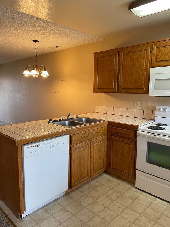 Building Photo - Quiet 2 bedroom 2 Bath